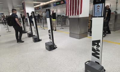 Fotografía cedida por el Aeropuerto Internacional de Miami (MIA) donde se muestran algunos de los 12 módulos biométricos ubicados en los pasillos D, E y J de control migratorio en el interior de las instalaciones de aeropuerto en Miami, Florida (EE.UU.). EFE/Aeropuerto Internacional de Miami /SOLO USO EDITORIAL /NO VENTAS /SOLO DISPONIBLE PARA ILUSTRAR LA NOTICIA QUE ACOMPAÑA /CRÉDITO OBLIGATORIO