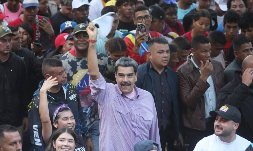 El presidente de Venezuela, Nicolás Maduro (c), saluda a simpatizantes durante una manifestación este jueves, en Caracas (Venezuela). EFE/ Miguel Gutiérrez