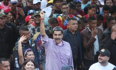 El presidente de Venezuela, Nicolás Maduro (c), saluda a simpatizantes durante una manifestación este jueves, en Caracas (Venezuela). EFE/ Miguel Gutiérrez