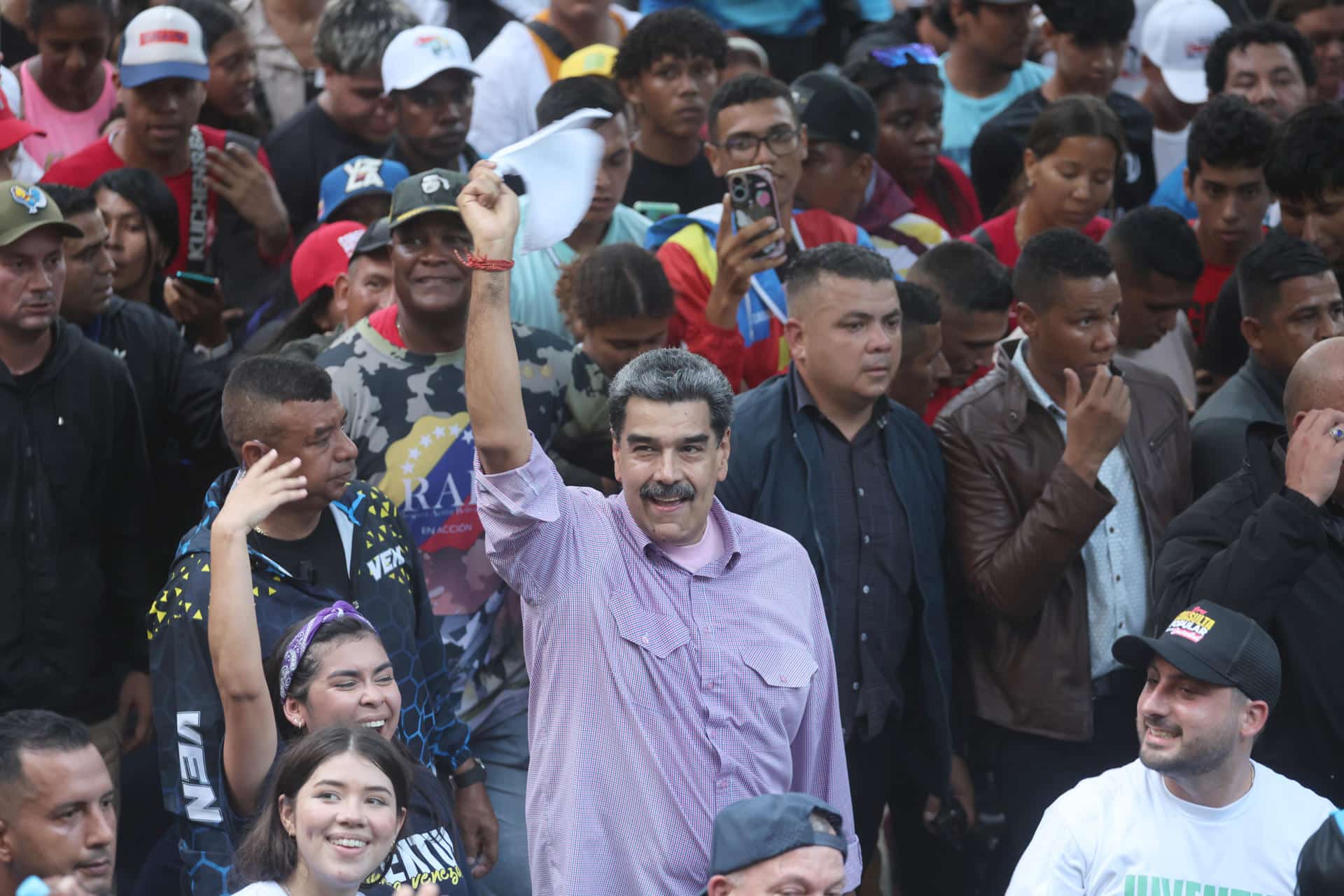 El presidente de Venezuela, Nicolás Maduro (c), saluda a simpatizantes durante una manifestación este jueves, en Caracas (Venezuela). EFE/ Miguel Gutiérrez