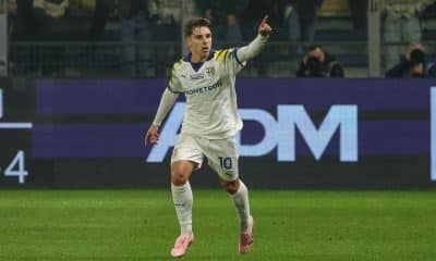 El jugador español del Parma Adrian Bernabe celebra el 1-2 goal durante el partido de laSerie A que han jugado Parma Calcio 1913 y AC Milan en Parma, Italia. EFE/EPA/Lorenzo Cattani