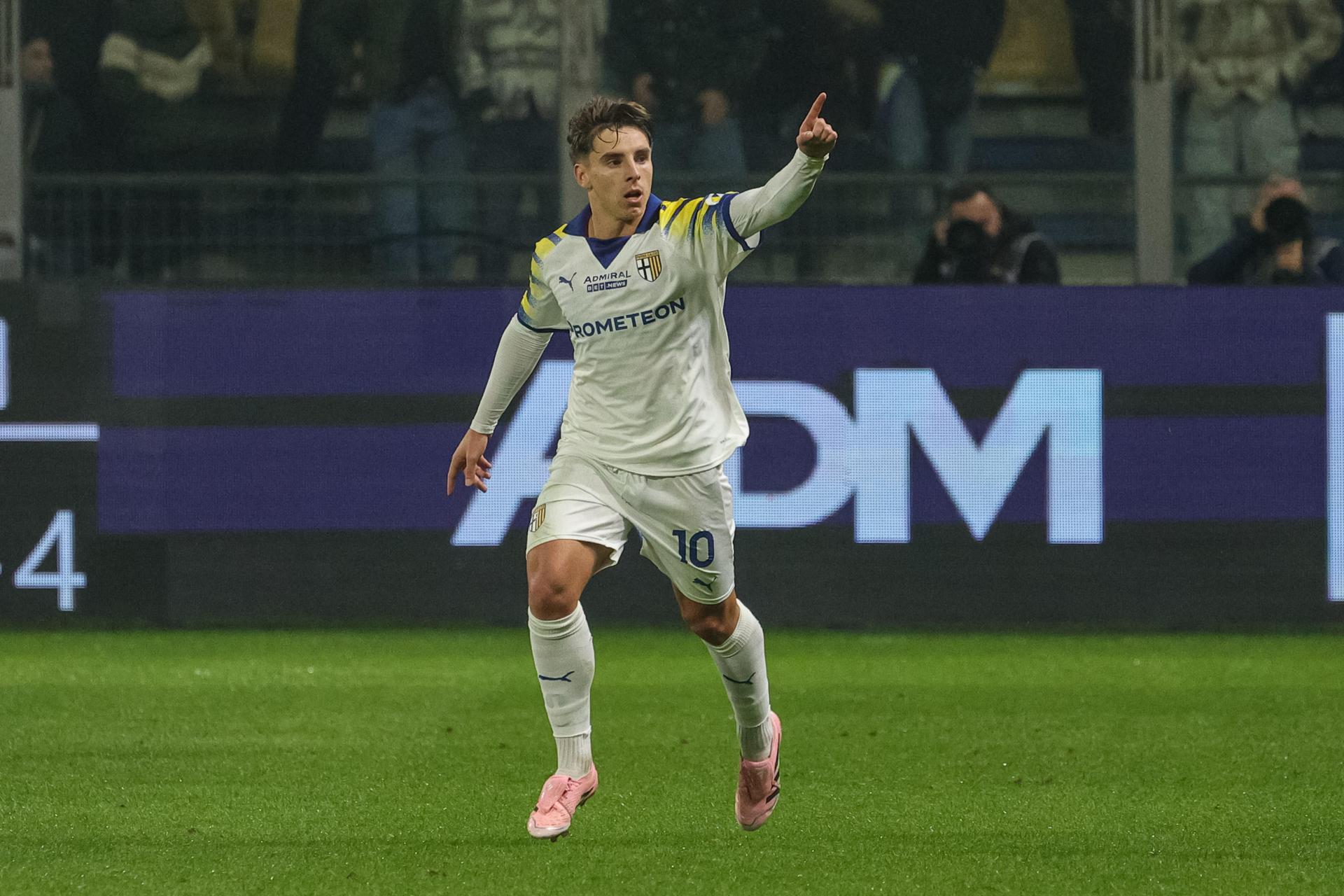 El jugador español del Parma Adrian Bernabe celebra el 1-2 goal durante el partido de laSerie A que han jugado Parma Calcio 1913 y AC Milan en Parma, Italia. EFE/EPA/Lorenzo Cattani