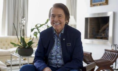 Fotografía de archivo del 2 de mayo de 2025 del cantante español Raphael posando durante una entrevista con EFE, en Madrid (España). EFE/ Juan Carlos Hidalgo