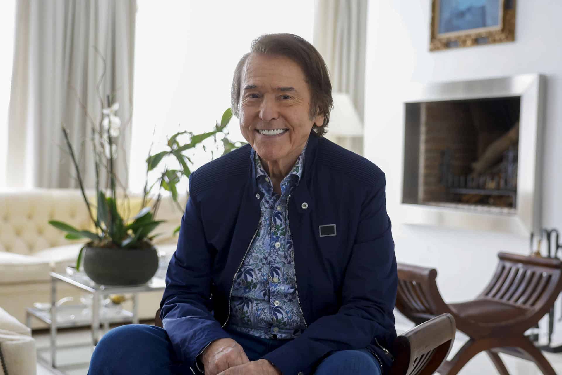 Fotografía de archivo del 2 de mayo de 2025 del cantante español Raphael posando durante una entrevista con EFE, en Madrid (España). EFE/ Juan Carlos Hidalgo