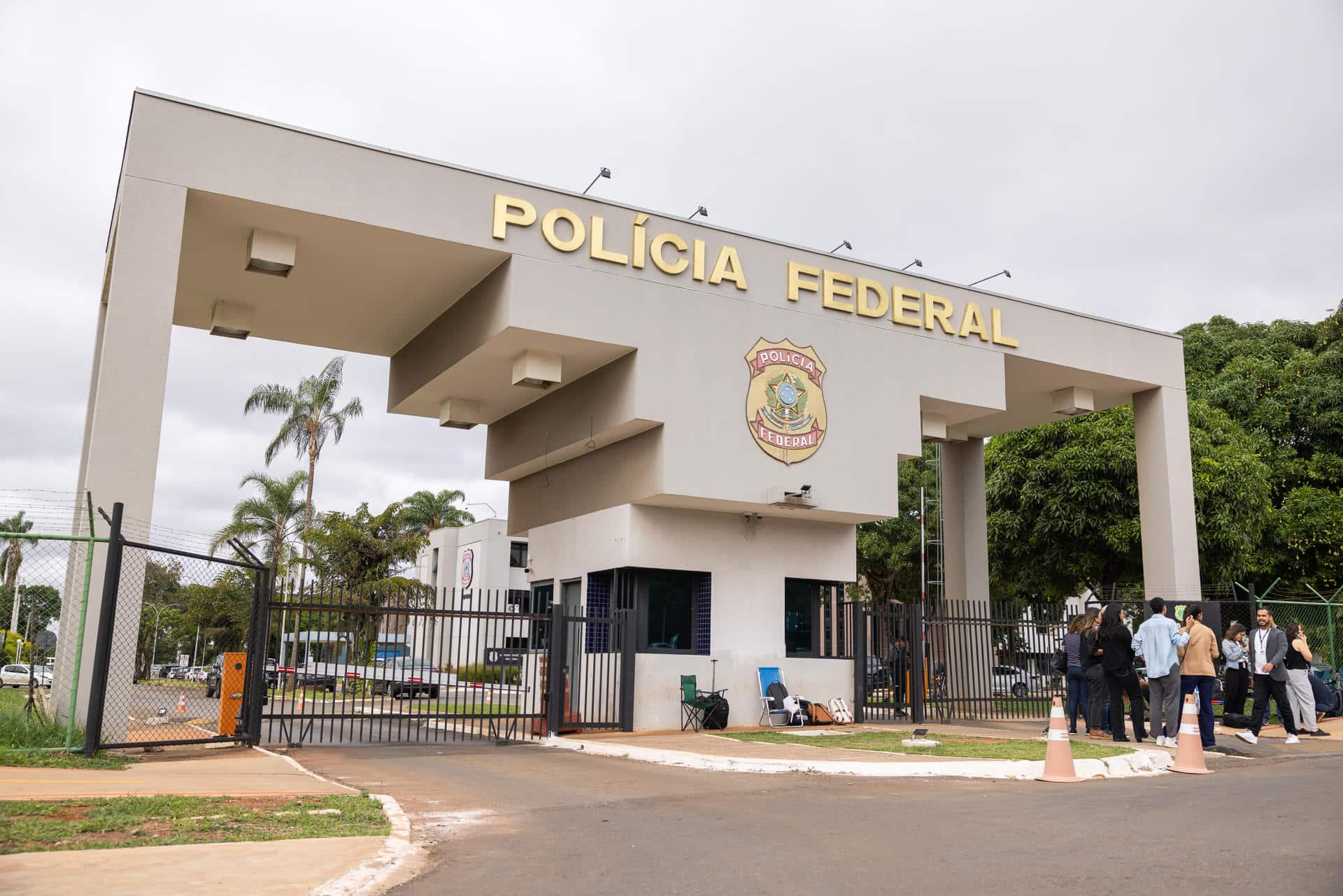 Vista de la Policía Federal de Brasil, local donde esta detenido de forma preventiva este sábado, el expresidente brasileño Jair Bolsonaro, condenado por intento de golpe de Estado y quien ya se encontraba en prisión domiciliaria, informaron medios locales. EFE/Vini Santa Rosa