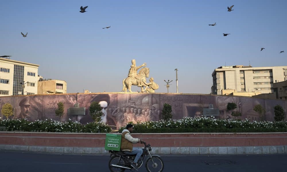 La estatua del rey sasánida Sapor I ante el que se arrodilla suplicandosu compasión el emperador romano Valeriano, capturado por el persa en el siglo III, erigida en el centro de Teherán. EFE/ Jaime León