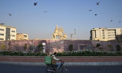La estatua del rey sasánida Sapor I ante el que se arrodilla suplicandosu compasión el emperador romano Valeriano, capturado por el persa en el siglo III, erigida en el centro de Teherán. EFE/ Jaime León