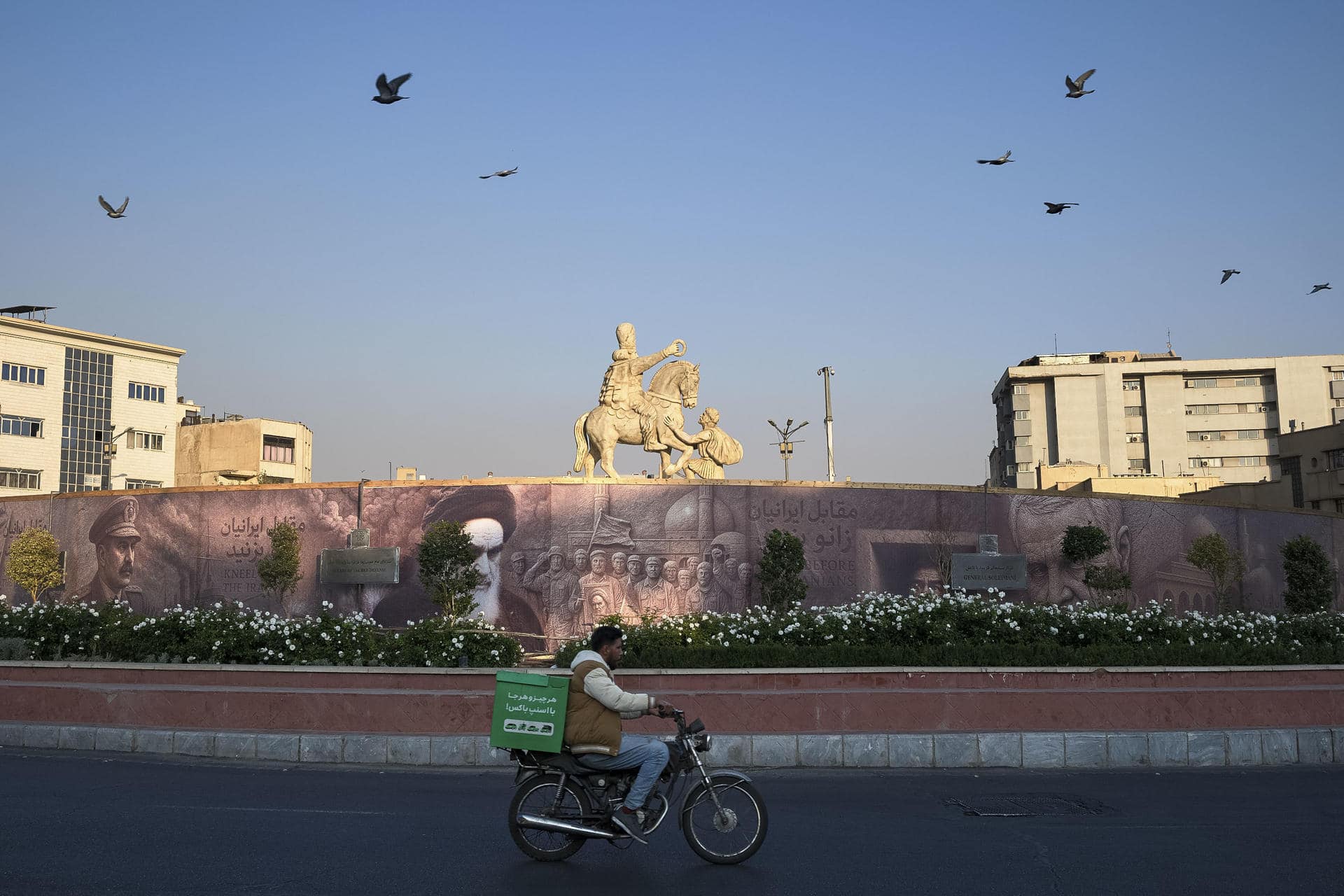 La estatua del rey sasánida Sapor I ante el que se arrodilla suplicandosu compasión el emperador romano Valeriano, capturado por el persa en el siglo III, erigida en el centro de Teherán. EFE/ Jaime León