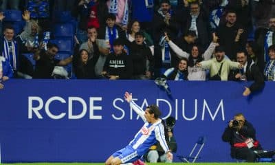 El delantero británico del Espanyol Tyrhys Dolan (d) pelea un balón ante el lateral chileno del Sevilla Gabriel Suazo durante el partido de la jornada 13 de LaLiga EA Sports, entre el RCD Espanyol y el Sevilla FC, en el RCDE Stadium. EFE/ Alejandro Garcia