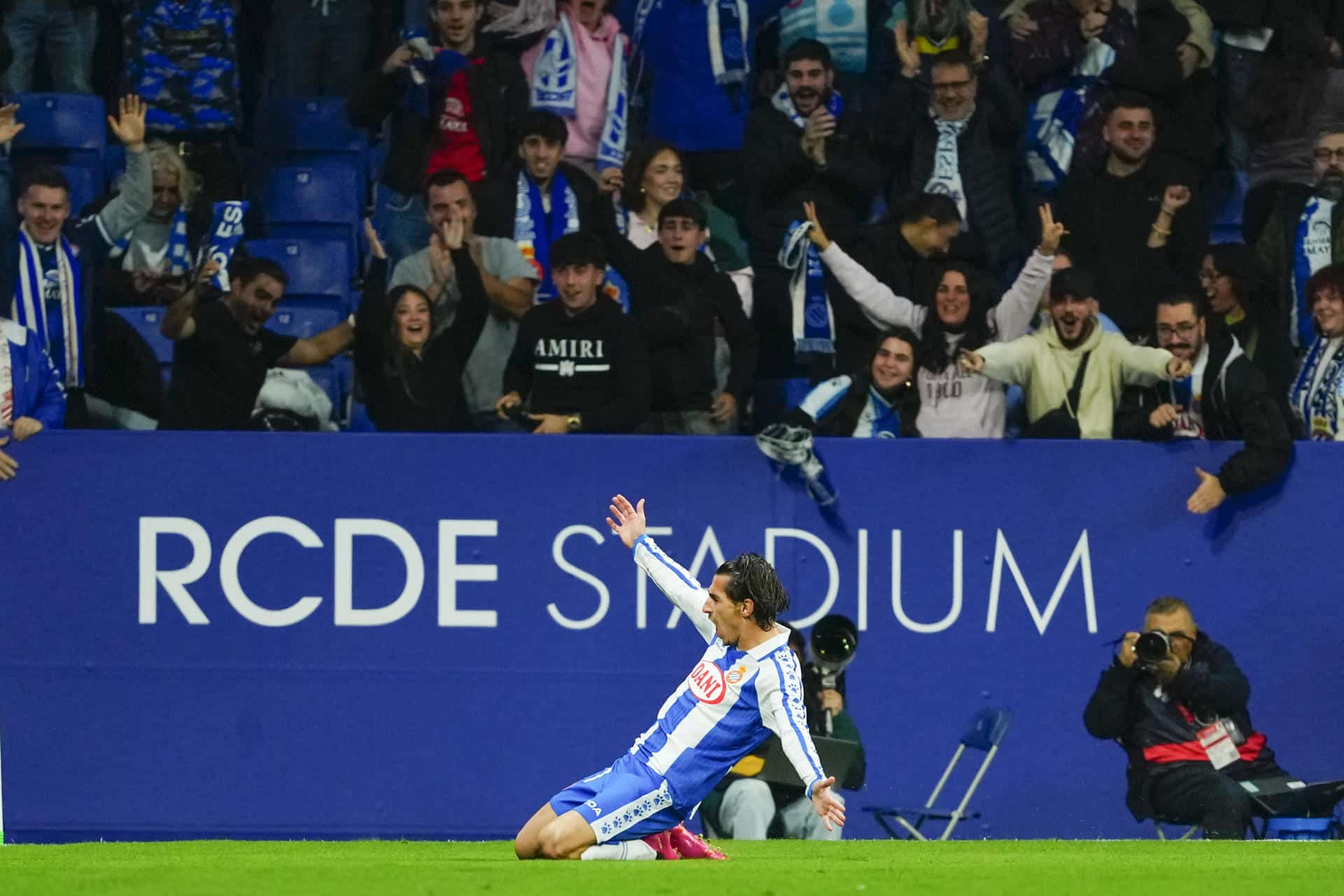 El centrocampista del Espanyol Pere Milla celebra tras marcar ante el Sevilla, durante el partido de LaLiga EA Sports que RCD Espanyol y Sevilla FC disputaron este lunes en el RCDE Stadium, en Barcelona. EFE/ Alejandro Garcia