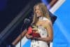 La cantante colombiana Karol G celebra luego de recibir un premio durante la ceremonia de los Latin Grammy este jueves, en Las Vegas (Estados Unidos). EFE/ Octavio Guzmán

