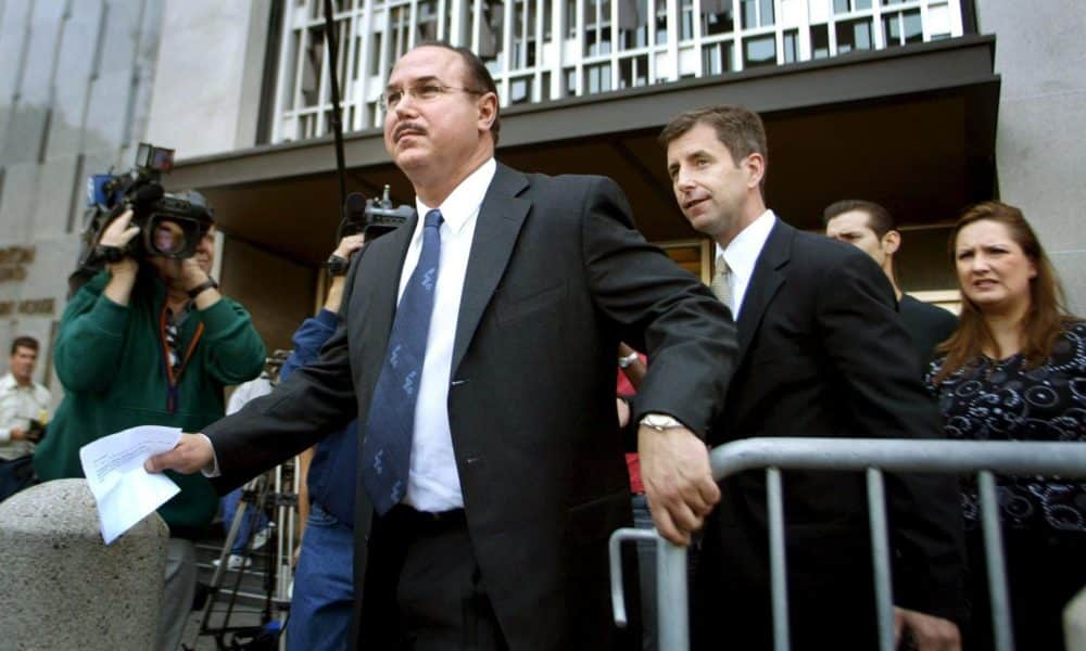 Victor Conte (c), Presidente de los laboratorios BALCO (Bay Area Laboratory Co-Operative) abandona el Tribunal Federal acompañado de su abogado Ed Swanson en San Francisco. Fotografía de archivo. EFE/Arleen Ng