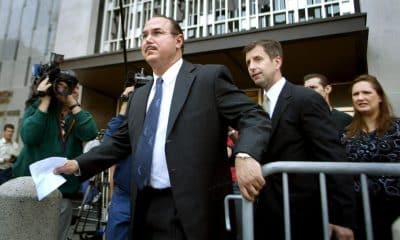 Victor Conte (c), Presidente de los laboratorios BALCO (Bay Area Laboratory Co-Operative) abandona el Tribunal Federal acompañado de su abogado Ed Swanson en San Francisco. Fotografía de archivo. EFE/Arleen Ng