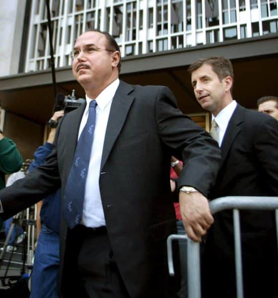Victor Conte (c), Presidente de los laboratorios BALCO (Bay Area Laboratory Co-Operative) abandona el Tribunal Federal acompañado de su abogado Ed Swanson en San Francisco. Fotografía de archivo. EFE/Arleen Ng