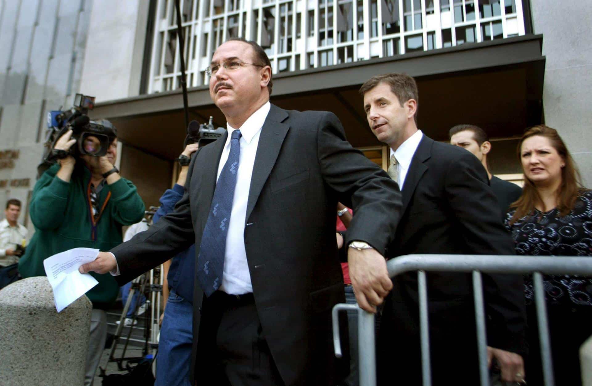 Victor Conte (c), Presidente de los laboratorios BALCO (Bay Area Laboratory Co-Operative) abandona el Tribunal Federal acompañado de su abogado Ed Swanson en San Francisco. Fotografía de archivo. EFE/Arleen Ng