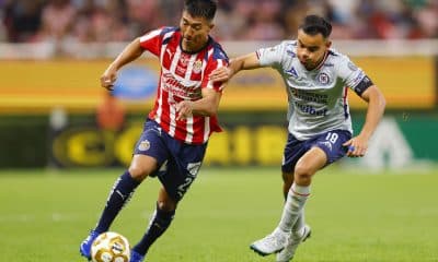 Daniel Aguirre (i), del Guadalajara, disputa el balón con Carlos Rodríguez, de Cruz Azul, este jueves en un partido de cuartos final de la Liga MX en el Estadio Akron, en Guadalajara (México). EFE/ Francisco Guasco