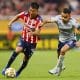 Daniel Aguirre (i), del Guadalajara, disputa el balón con Carlos Rodríguez, de Cruz Azul, este jueves en un partido de cuartos final de la Liga MX en el Estadio Akron, en Guadalajara (México). EFE/ Francisco Guasco