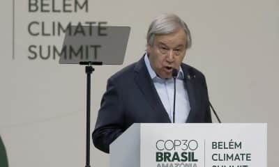 El secretario general de la ONU, António Guterres (d) habla este jueves, en el Hangar Centro de Convenciones, en Belém (Brasil). EFE/ Antonio Lacerda