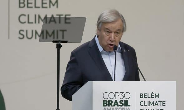 El secretario general de la ONU, António Guterres (d) habla este jueves, en el Hangar Centro de Convenciones, en Belém (Brasil). EFE/ Antonio Lacerda