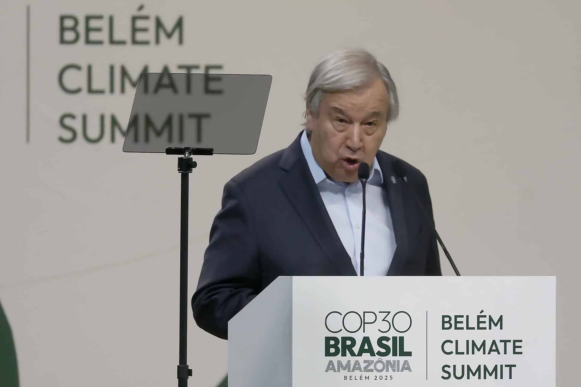 El secretario general de la ONU, António Guterres (d) habla este jueves, en el Hangar Centro de Convenciones, en Belém (Brasil). EFE/ Antonio Lacerda