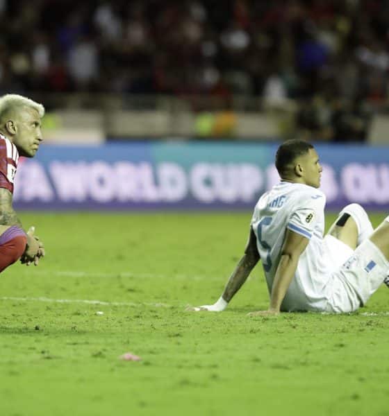 Francisco Calvo (i), de Costa Rica, se lamenta junto a Kervin Arriaga, de Honduras, este martes en un partido por las eliminatorias de la Concacaf al Mundial 2026 en el que ambas selecciones quedaron eliminadas. EFE/ ﻿﻿Jeffrey Arguedas