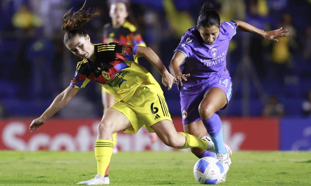 Bruna Vilamala (i) de América disputa un balón con Viviana Villacorta de Orlando Pride. Imagen de archivo. EFE/ Sáshenka Gutiérrez