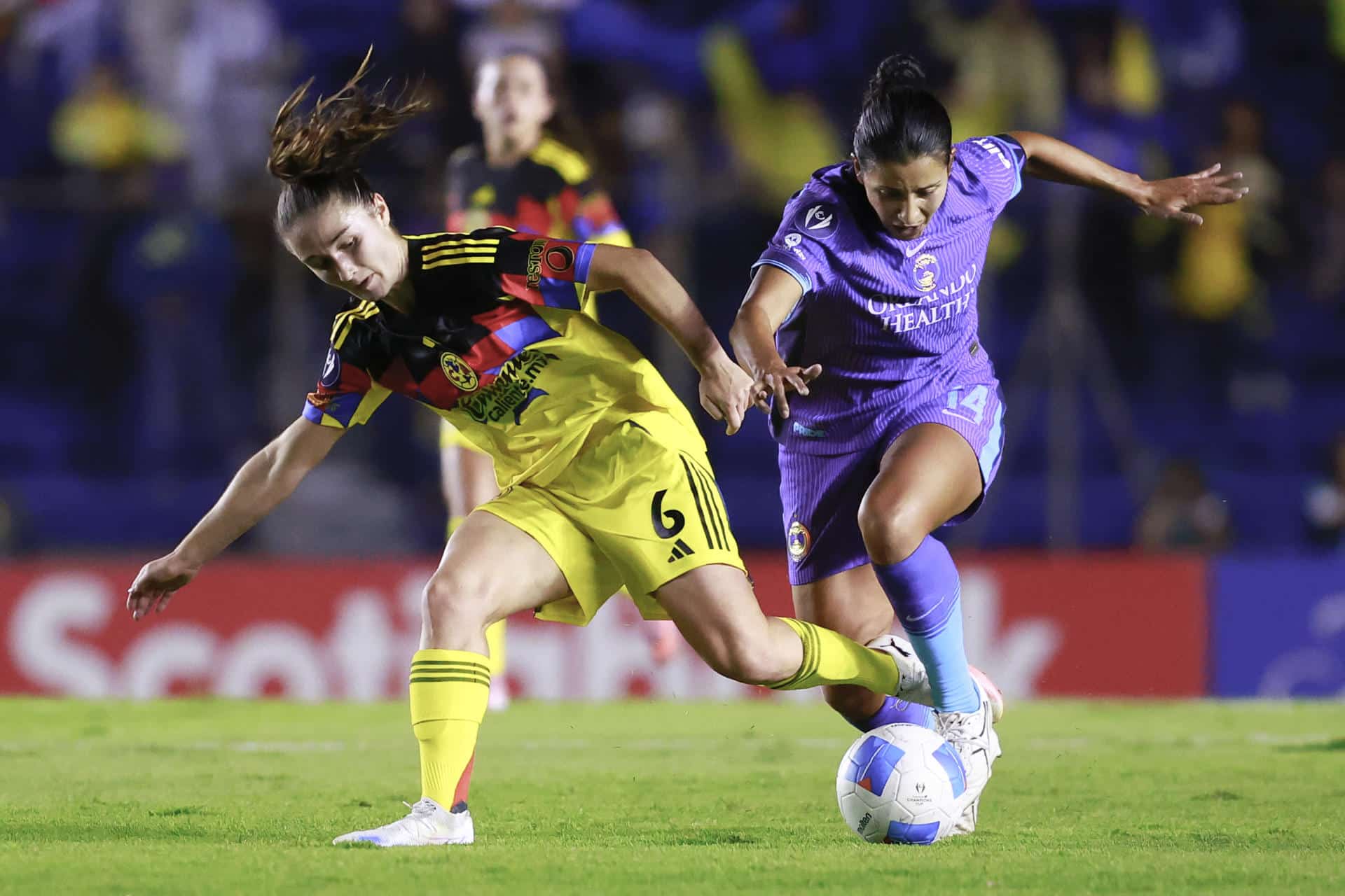 Bruna Vilamala (i) de América disputa un balón con Viviana Villacorta de Orlando Pride. Imagen de archivo. EFE/ Sáshenka Gutiérrez