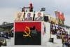 Imágenes de los presidentes de Angola, Agostinho Neto (I), José Eduardo dos Santos (C) y João Lourenço (D), se ven durante el 50º Aniversario de la independencia de Angola en Luanda, Angola, 11 de noviembre de 2025. Diez mil invitados y 45 delegaciones extranjeras están asistiendo hoy en Luanda, el evento principal de las celebraciones del 50º aniversario de la independencia de Angola, que está restringido a invitados, pero el gobierno ha asegurado que todos los segmentos de la sociedad angoleña estarán representados. EFE/EPA/AMPE ROGERIO
