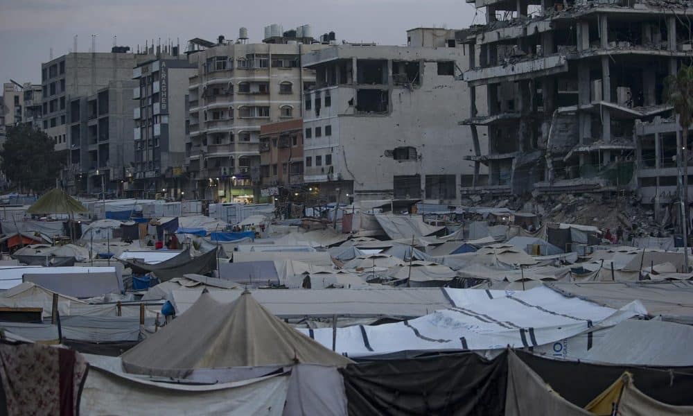 Fotografía del 12 de noviembre de 2025 que muestra tiendas de campaña de palestinos desplazados del norte de Gaza cerca de edificios destruidos en el barrio de Al Remal, en la Ciudad de Gaza. EFE/EPA/MOHAMMED SABER