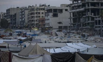 Fotografía del 12 de noviembre de 2025 que muestra tiendas de campaña de palestinos desplazados del norte de Gaza cerca de edificios destruidos en el barrio de Al Remal, en la Ciudad de Gaza. EFE/EPA/MOHAMMED SABER