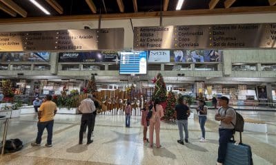 Fotografía de viajeros en un área este lunes, del aeropuerto internacional Simón Bolívar, que sirve a Caracas, en Maiquetía (Venezuela). EFE/ Miguel Gutiérrez