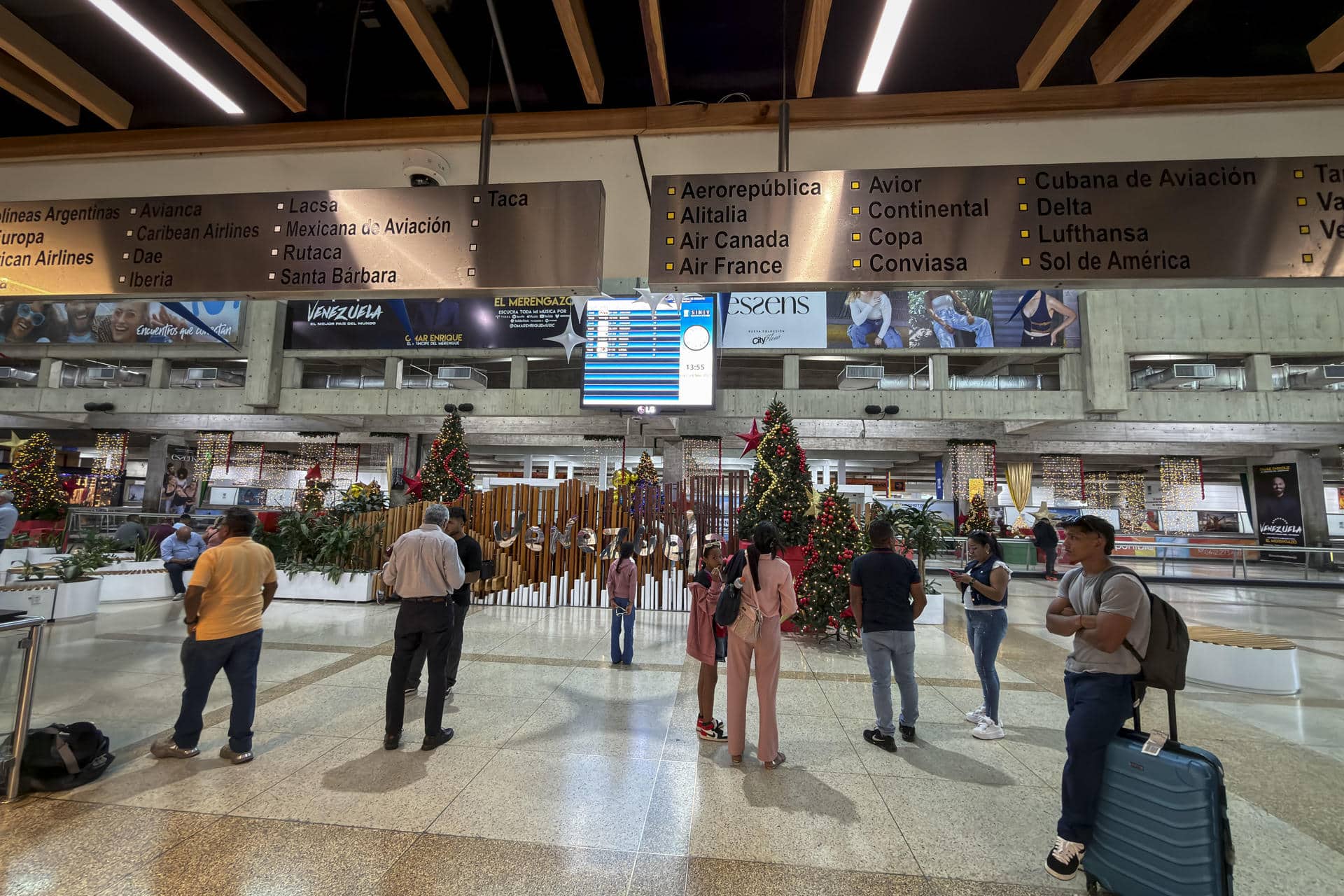 Fotografía de viajeros en un área este lunes, del aeropuerto internacional Simón Bolívar, que sirve a Caracas, en Maiquetía (Venezuela). EFE/ Miguel Gutiérrez