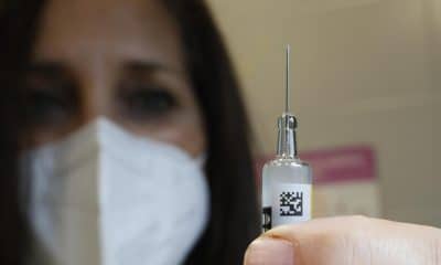 Una enfermera prepara la vacuna contra el papiloma humano, en una fotografía de archivo. EFE/Lavandeira jr