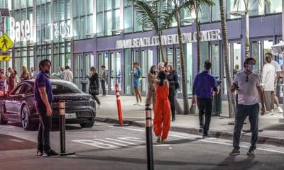 Fotografía de archivo del 2 de diciembre de 2021 que muestra a personas saliendo de la Feria de Arte en el Centro de Convenciones de Miami Beach (Estados Unidos). EFE/ Giorgio Viera