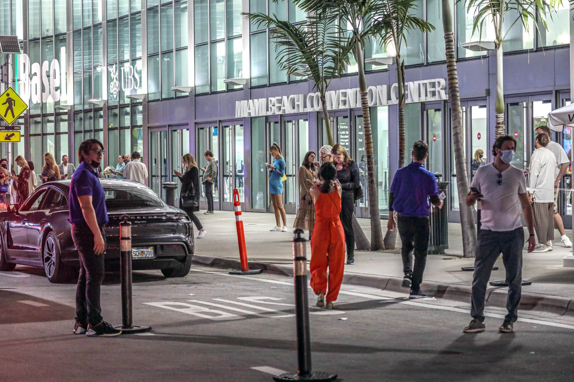Fotografía de archivo del 2 de diciembre de 2021 que muestra a personas saliendo de la Feria de Arte en el Centro de Convenciones de Miami Beach (Estados Unidos). EFE/ Giorgio Viera
