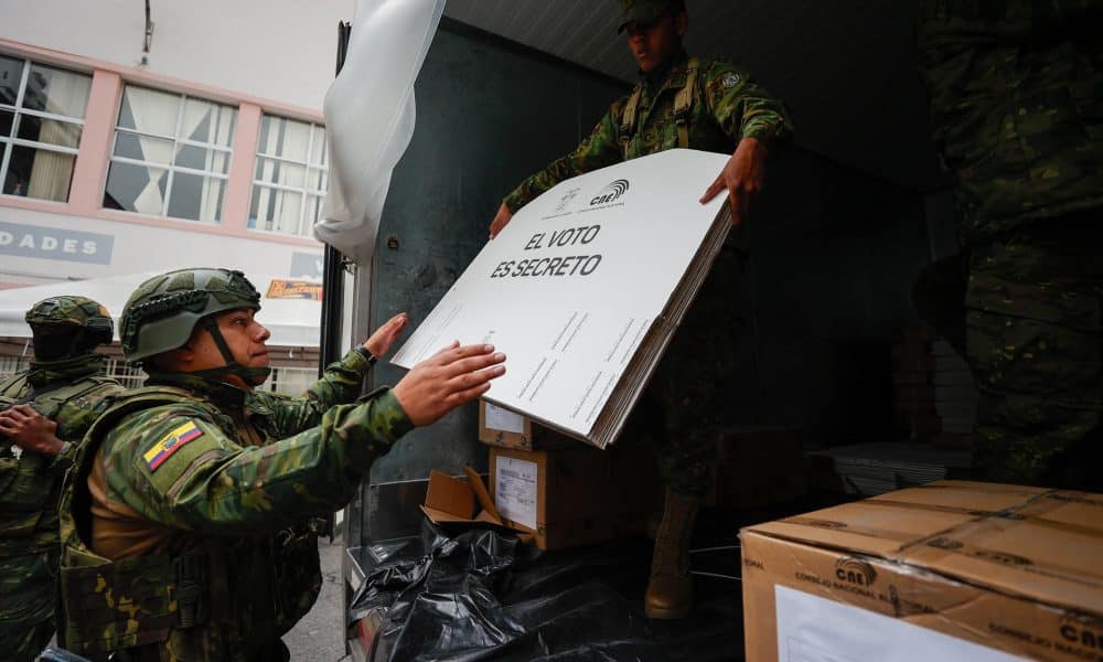 Militares ecuatorianos fueron captados este sábado, 15 de noviembre, al custodiar material electoral previo al referéndum en Ecuador, en el colegio Benalcázar de Quito. EFE/José Jácome