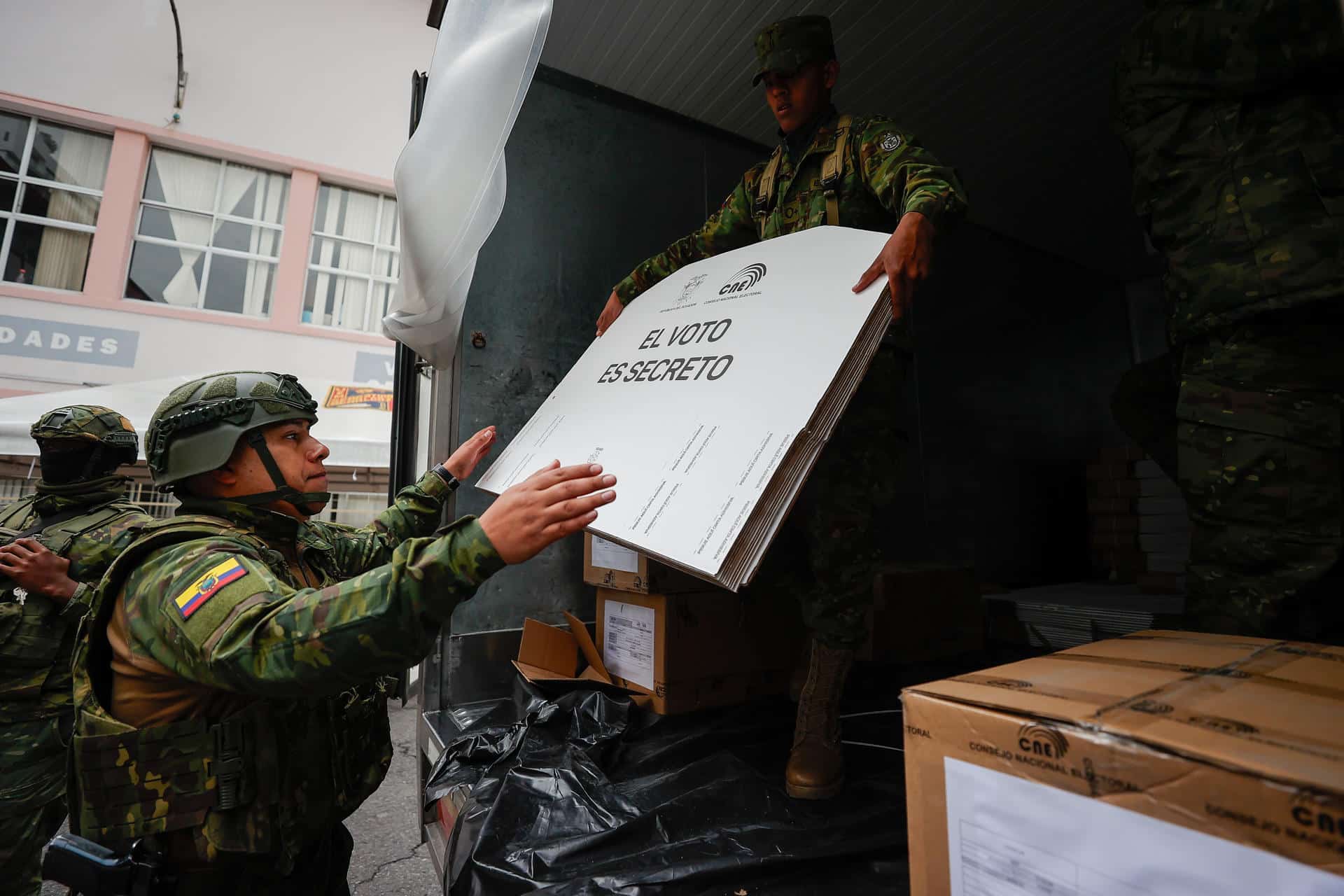 Militares ecuatorianos fueron captados este sábado, 15 de noviembre, al custodiar material electoral previo al referéndum en Ecuador, en el colegio Benalcázar de Quito. EFE/José Jácome
