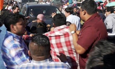 Integrantes de la Coordinadora Nacional de Trabajadores de la Educación (CNTE) fueron captados este sábado, 22 de noviembre, al bloquear un vehículo en el que viajaba la presidenta de México, Claudia Sheinbaum, en San Pedro y San Pablo Teposcolula (México). EFE/Jesús Méndez