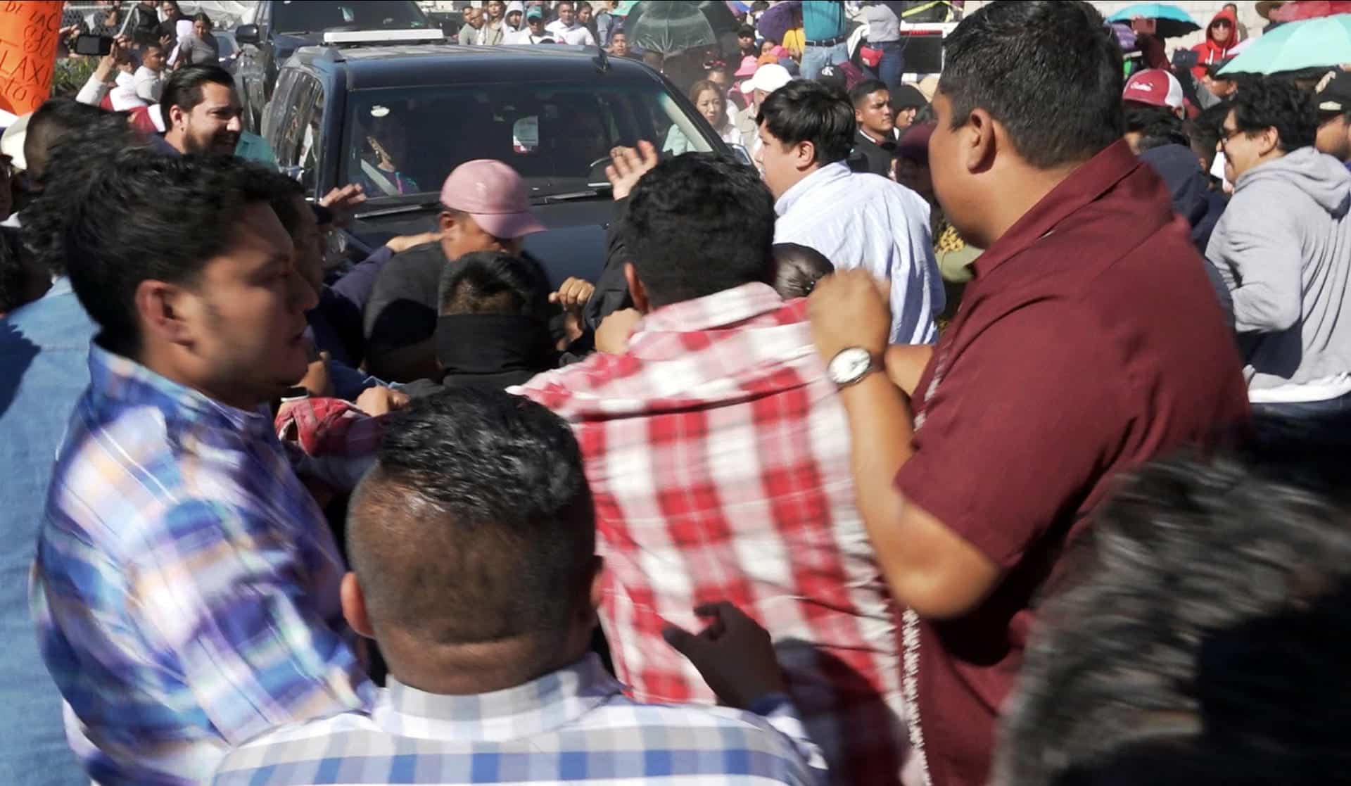 Integrantes de la Coordinadora Nacional de Trabajadores de la Educación (CNTE) fueron captados este sábado, 22 de noviembre, al bloquear un vehículo en el que viajaba la presidenta de México, Claudia Sheinbaum, en San Pedro y San Pablo Teposcolula (México). EFE/Jesús Méndez