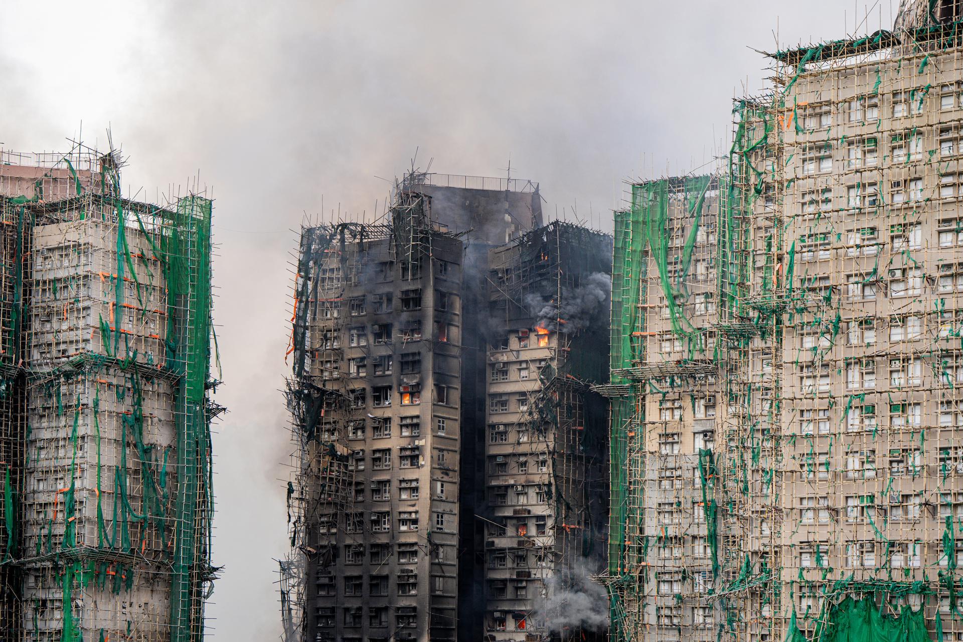 Una nube de humo sale del edificio de Hong Kong que sufrió un enorme incendio provocando la muerte de decenas de personas.
EFE/EPA/LEUNG MAN HEI