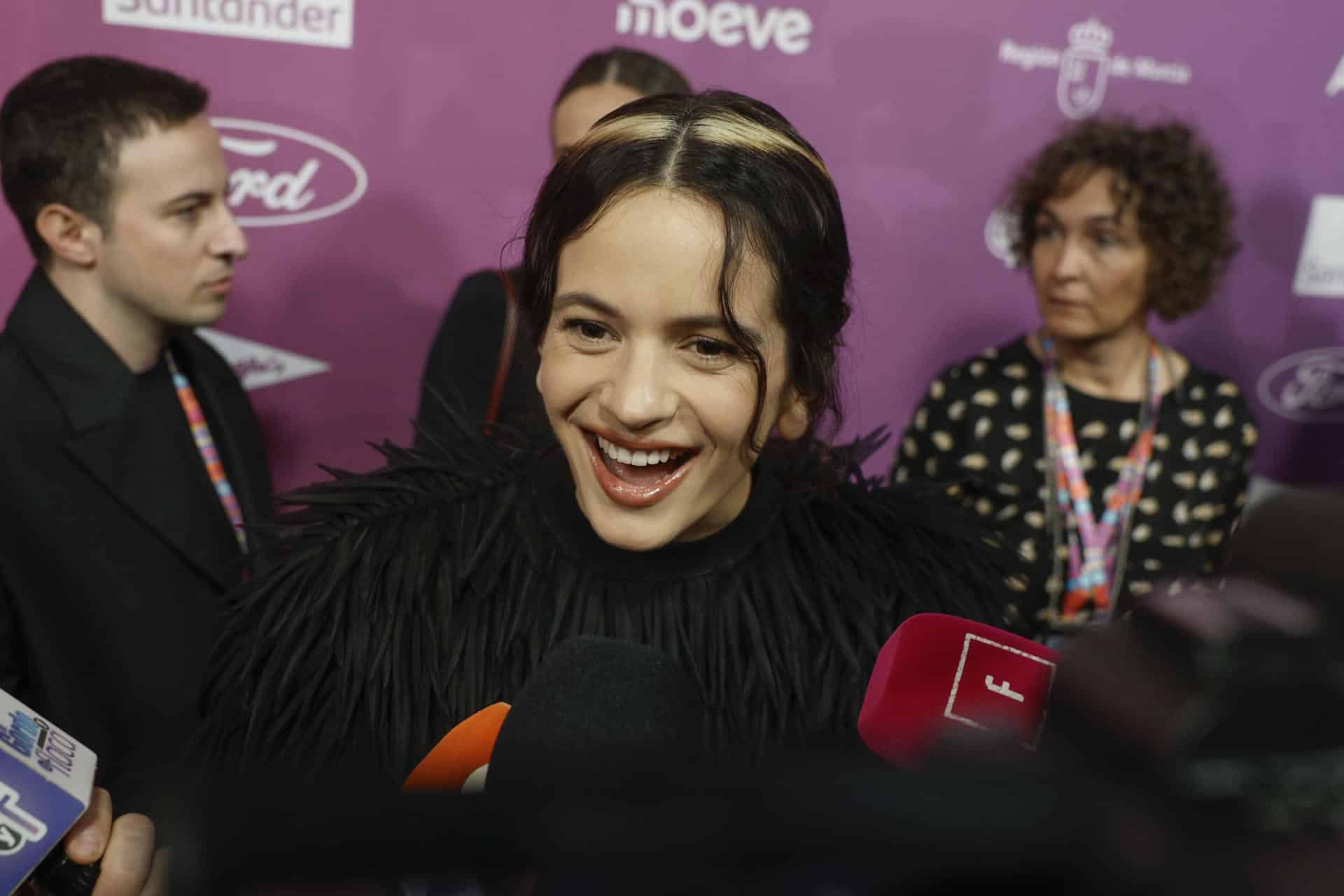 La cantante Rosalía atiende a la prensa a su llegada a la gala de LOS40 Music Awards 2025 en el Roig Arena de València. EFE/Kai Forsterling
