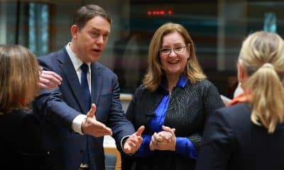 Bruselas (Bélgica), 24/11/2025.- El viceministro polaco de Desarrollo Económico y Tecnología, Michal Baranowski (izq.), y la ministra neerlandesa de Comercio Exterior y Desarrollo, Aukje de Vries (der.), en el Consejo Europeo de Ministros de Comercio. EFE/EPA/OLIVIER HOSLET