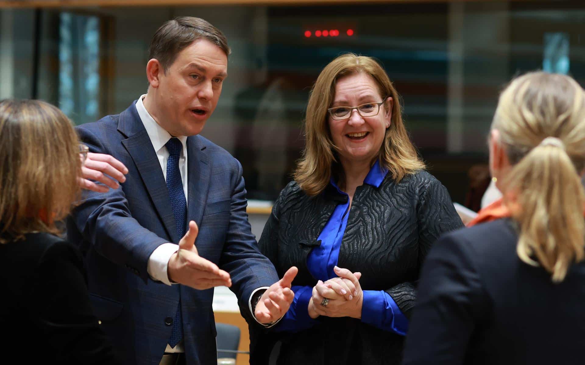 Bruselas (Bélgica), 24/11/2025.- El viceministro polaco de Desarrollo Económico y Tecnología, Michal Baranowski (izq.), y la ministra neerlandesa de Comercio Exterior y Desarrollo, Aukje de Vries (der.), en el Consejo Europeo de Ministros de Comercio. EFE/EPA/OLIVIER HOSLET