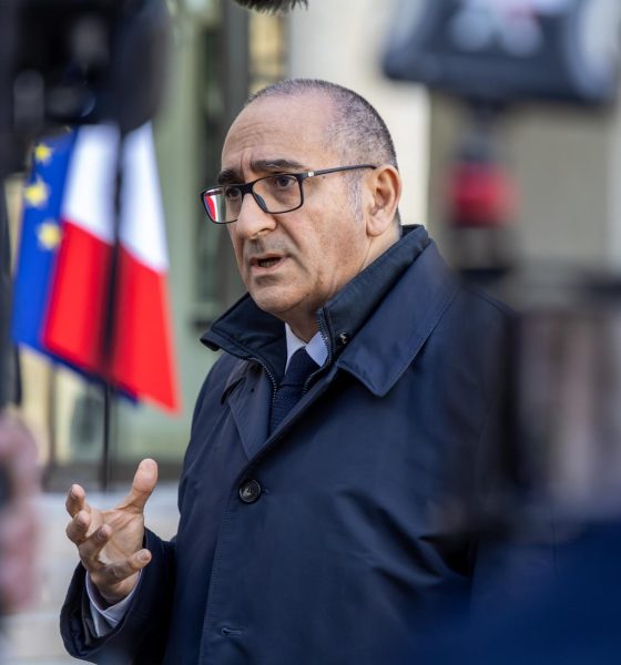 El ministro del Interior francés, Laurent Nunez, habla con los medios de comunicación tras una reunión para abordar las crecientes preocupaciones sobre el narcotráfico y la violencia asociada en toda Francia, en el Palacio del Elíseo en París, el 18 de noviembre de 2025. EFE/EPA/CHRISTOPHE PETIT TESSON