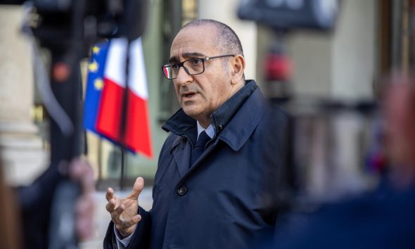 El ministro del Interior francés, Laurent Nunez, habla con los medios de comunicación tras una reunión para abordar las crecientes preocupaciones sobre el narcotráfico y la violencia asociada en toda Francia, en el Palacio del Elíseo en París, el 18 de noviembre de 2025. EFE/EPA/CHRISTOPHE PETIT TESSON