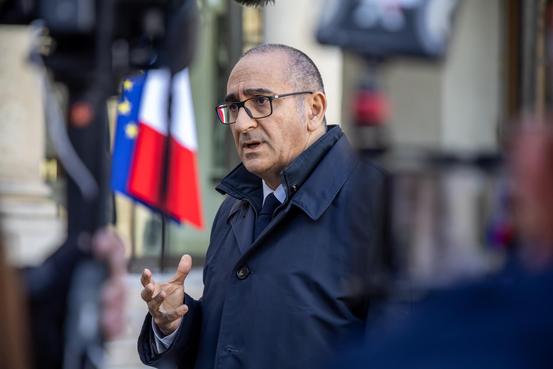 El ministro del Interior francés, Laurent Nunez, habla con los medios de comunicación tras una reunión para abordar las crecientes preocupaciones sobre el narcotráfico y la violencia asociada en toda Francia, en el Palacio del Elíseo en París, el 18 de noviembre de 2025. EFE/EPA/CHRISTOPHE PETIT TESSON
