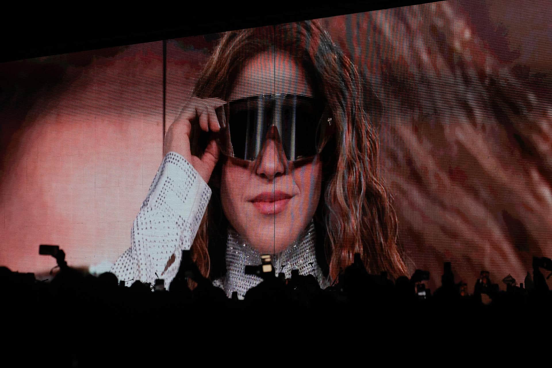 Vista general del rostro de la cantante colombiana Shakira, proyectada en la pantalla gigante de su gira 'Las mujeres ya no lloran World Tour', el pasado 8 de noviembre, en el Estadio Olímpico Atahualpa, en Quito (Ecuador). EFE/José Jácome