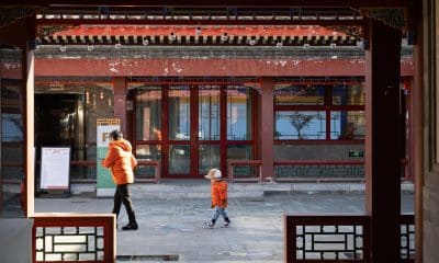 BEIJING (China), 27/11/2025.- A family plays in a courtyard in Beijing, China, 27 November 2025. EFE/EPA/JESSICA LEE
