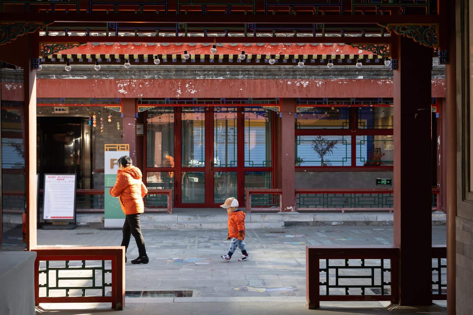 BEIJING (China), 27/11/2025.- A family plays in a courtyard in Beijing, China, 27 November 2025. EFE/EPA/JESSICA LEE
