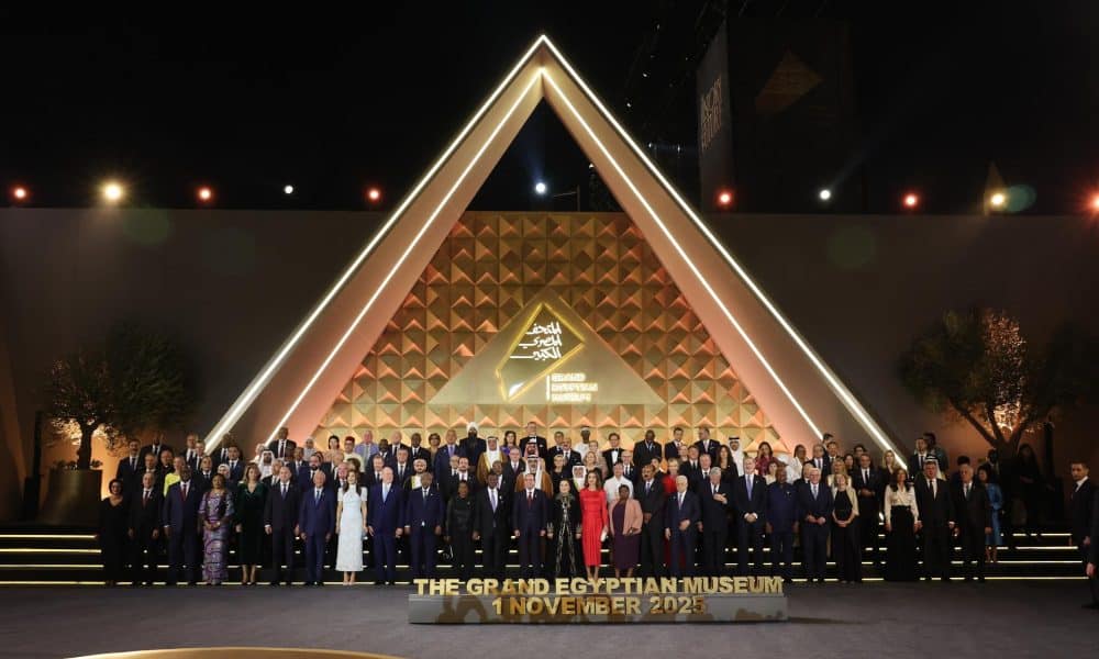 Guiza (Egipto), 01/11/2025.- Foto de familia de los jefes de Estado durante la inauguración oficial del Gran Museo Egipcio (GEM), en Guiza, Egipto, el 1 de noviembre de 2025. Tras 20 años de construcción, el Gran Museo Egipcio, el museo arqueológico más grande del mundo, situado junto a las pirámides de Guiza, ya está oficialmente abierto. EFE/JOAO RELVAS